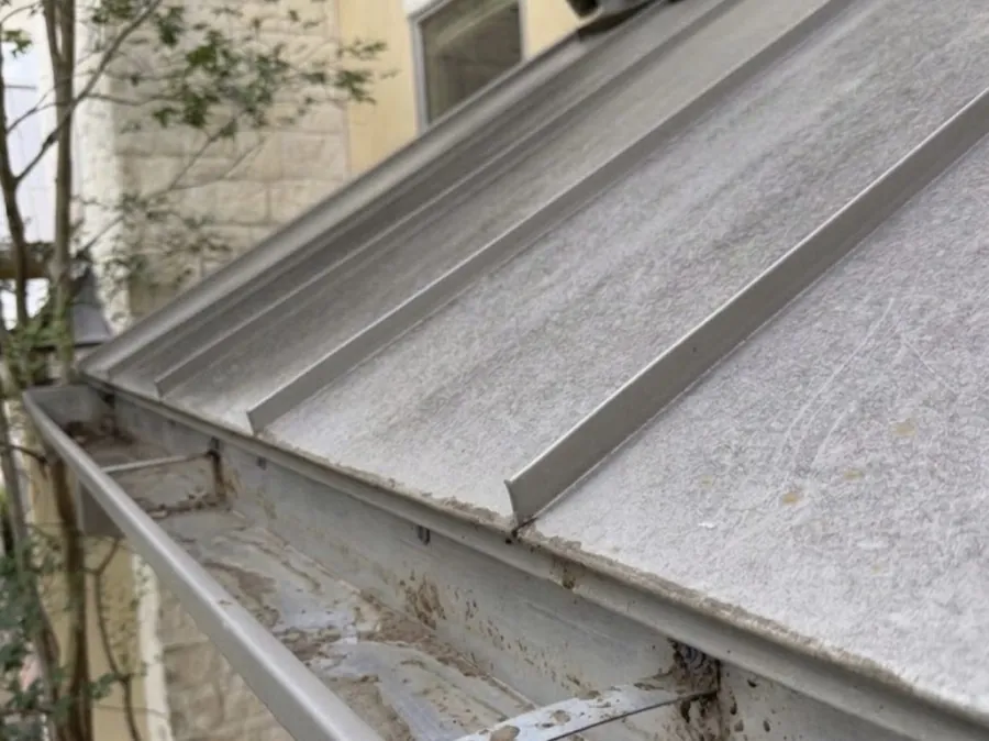 Spotless gutter after professional gutter cleaning and debris removal